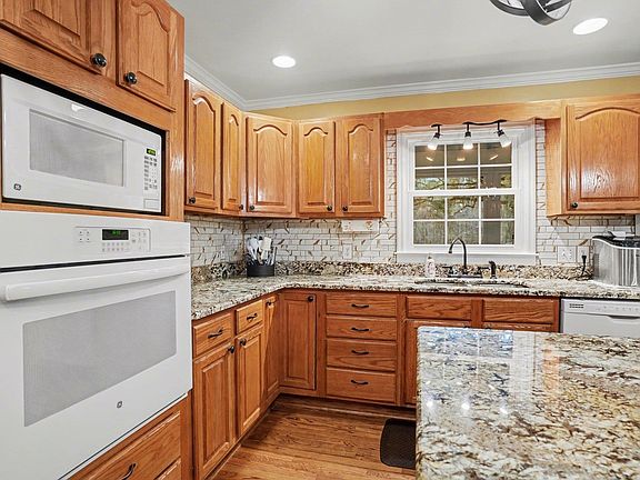 3rd image of 753 Robin Dr.