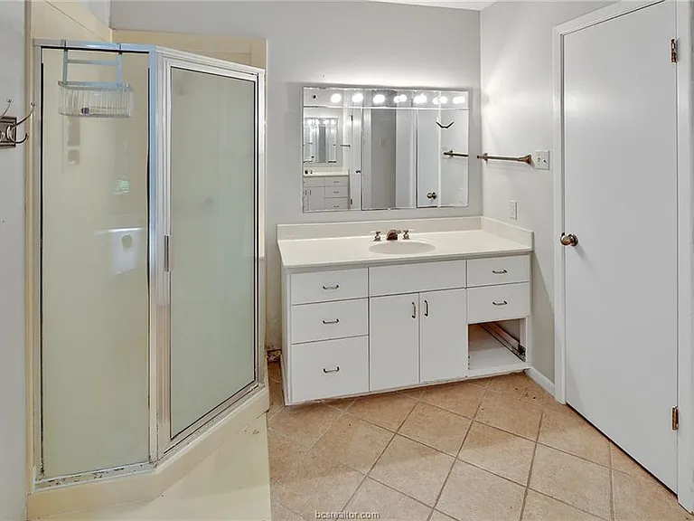 305 Brookside Dr W — Photo 26
