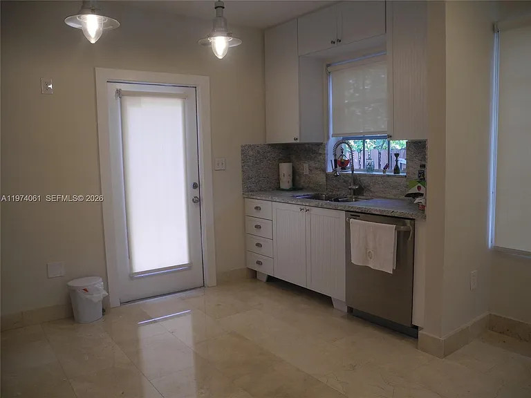 1720 SW 22nd Ter — Photo 7