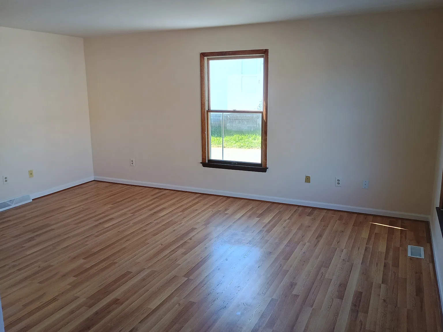 3 bed, 1890 sqft, $1,650 — Photo 2
