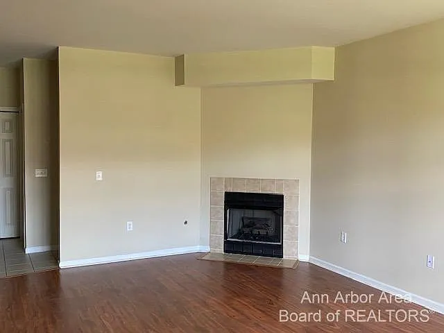 3254 Primrose Ln — Photo 2