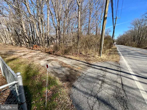 Holly Neck Rd, Essex, MD 21221