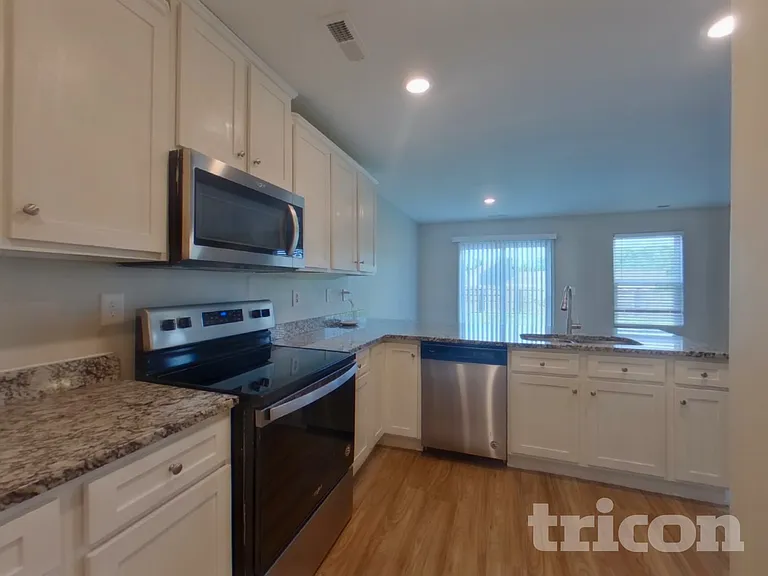 1225 Standing Oak Dr — Photo 5