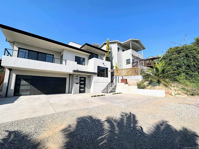 426 Sloane Ave — Photo 2