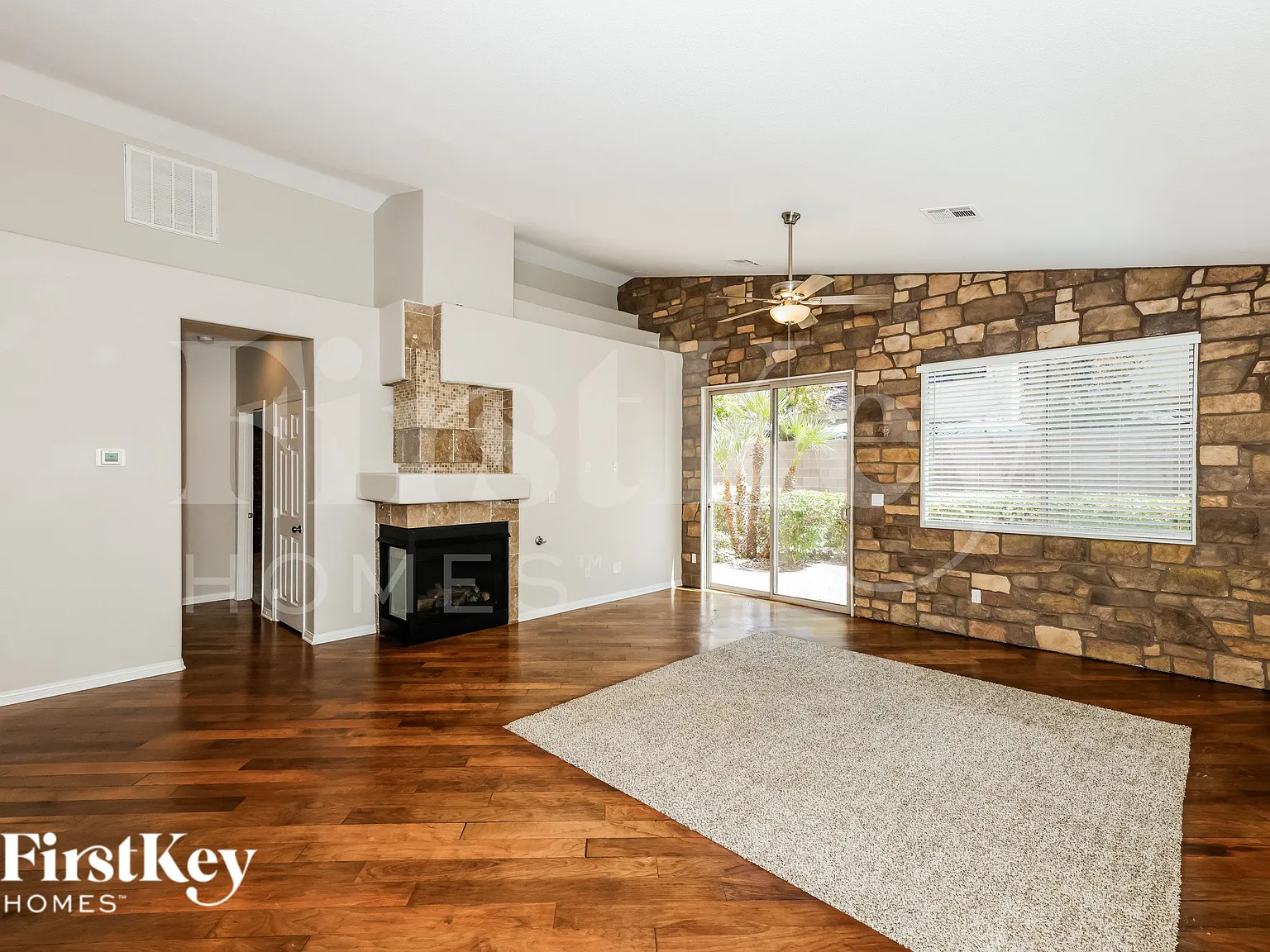 3 bed, 2.0 bath, 1716 sqft, $2,180 — Photo 4