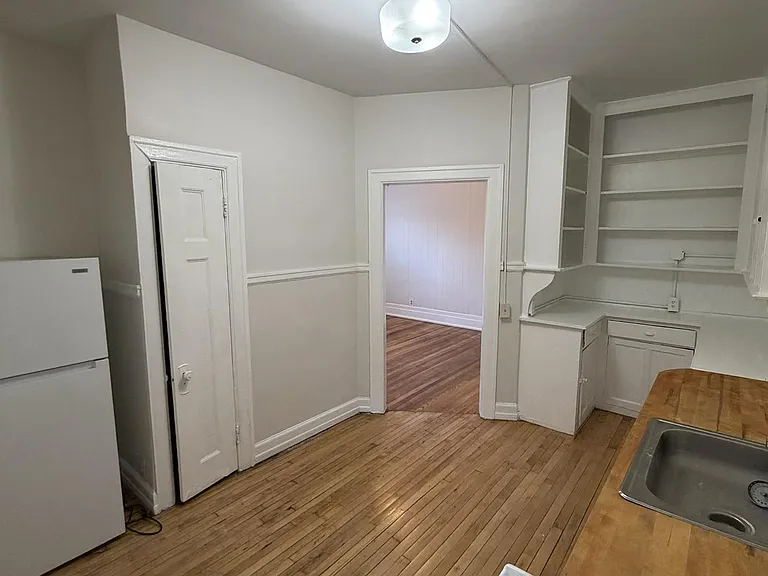 Arts and Crafts Apartments — Photo 26