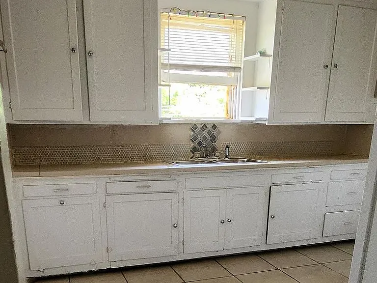 601 College Dr #4 — Photo 4