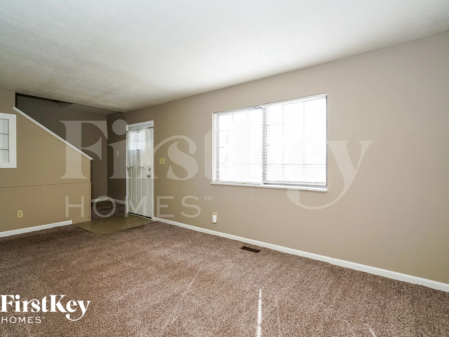 3 bed, 1.5 bath, 1294 sqft, $1,820 — Photo 2
