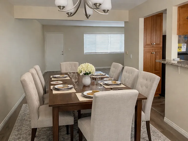 842 N Screenland Dr #C — Photo 2