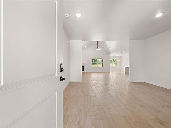 4th image of 125 Canyon Creek Ln