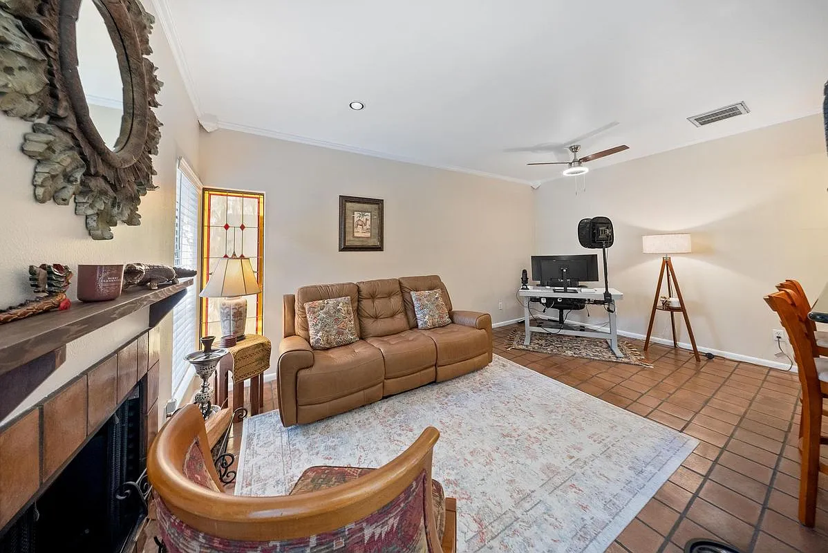 2 bed, 1.5 bath, 1371 sqft, $2,200 — Photo 3