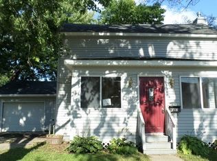 302 8th St NE, Independence, IA 50644