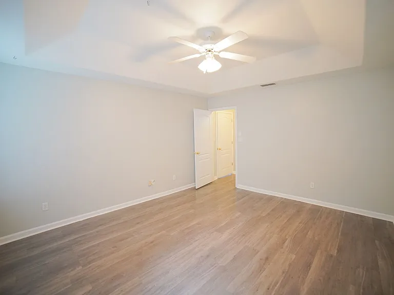 1060 Kingdom Dr — Photo 7