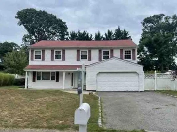 18 Tall Pines Ln, Nesconset, NY 11767