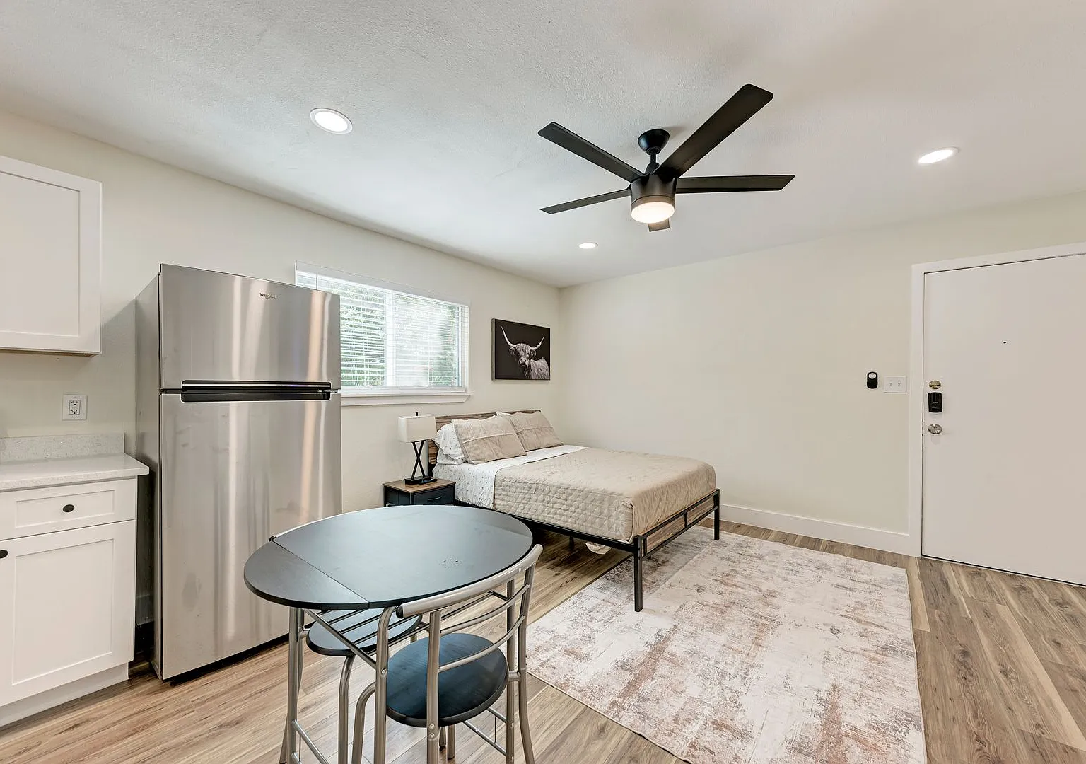 For Lease Fully Furnished Studio Near UT — Photo 2