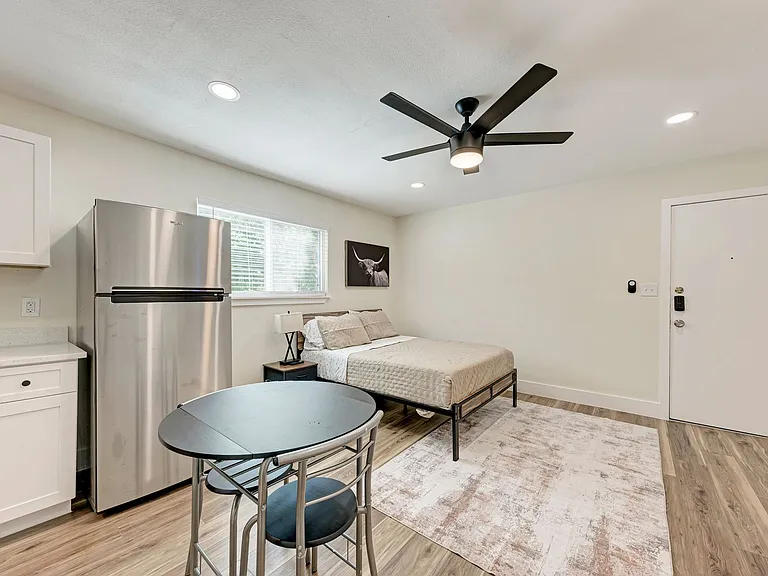 2302 Leon St #9 — Photo 2