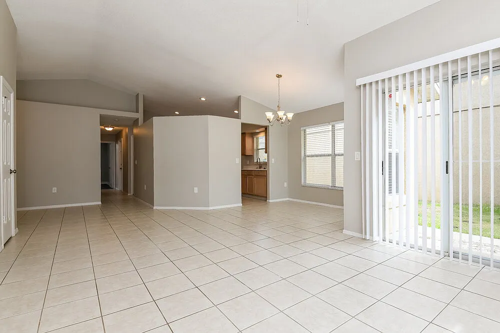 3 bed, 2.0 bath, 1392 sqft, $2,390 — Photo 4