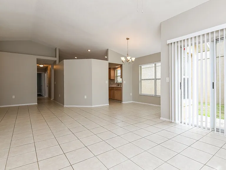 2603 Spring Hill Dr — Photo 4
