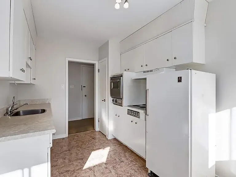2220 Robinson St — Photo 24