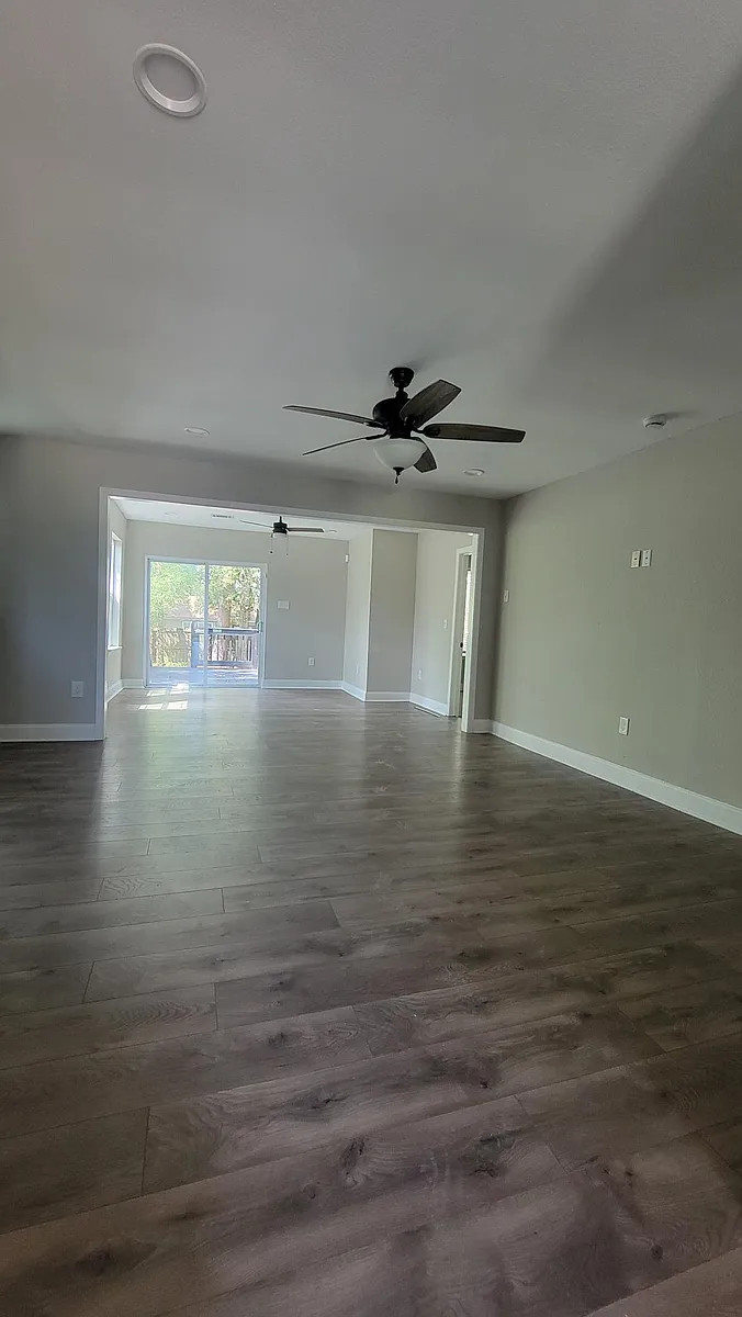 Large open floor plan - 151 Trafalgar Sq