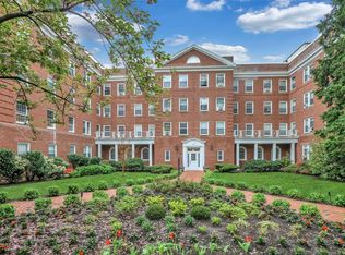 90 Knightsbridge Rd, Great Neck, NY 11021