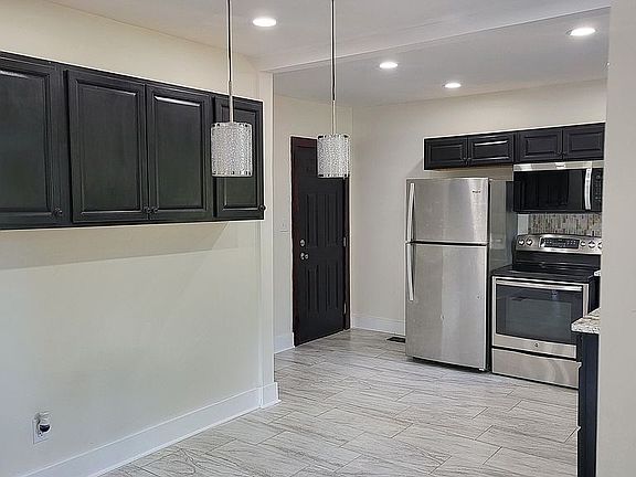 3rd image of 113 Kensington Cir