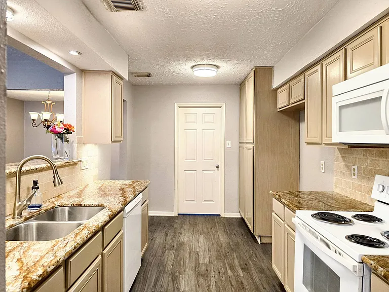 22619 Deville Dr — Photo 10