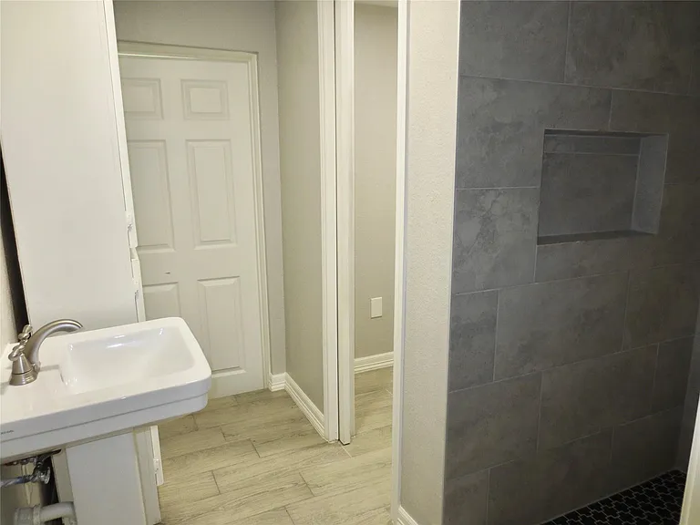 2204 Parker Rd #B — Photo 3