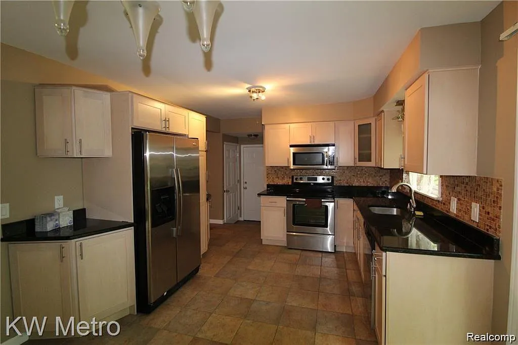 3 bed, 1.5 bath, 1300 sqft, $2,400 — Photo 4