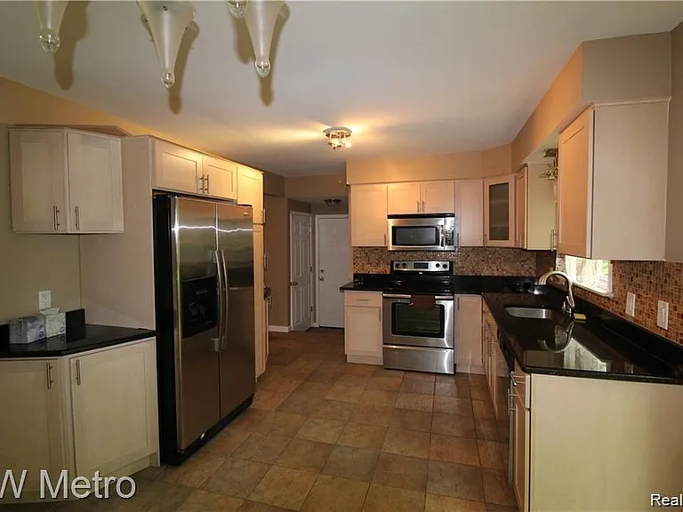 311 Woodlawn Ave — Photo 4