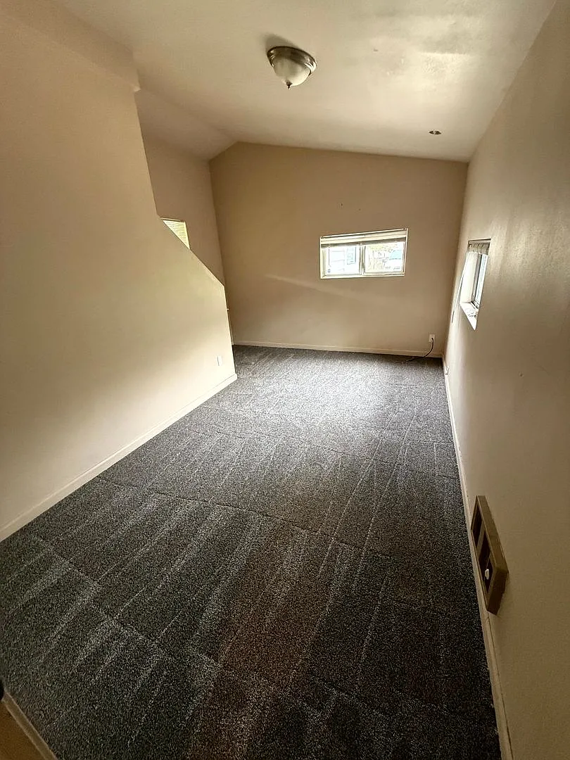 4 Bedroom Duplex Close to U of O Campus — Photo 2