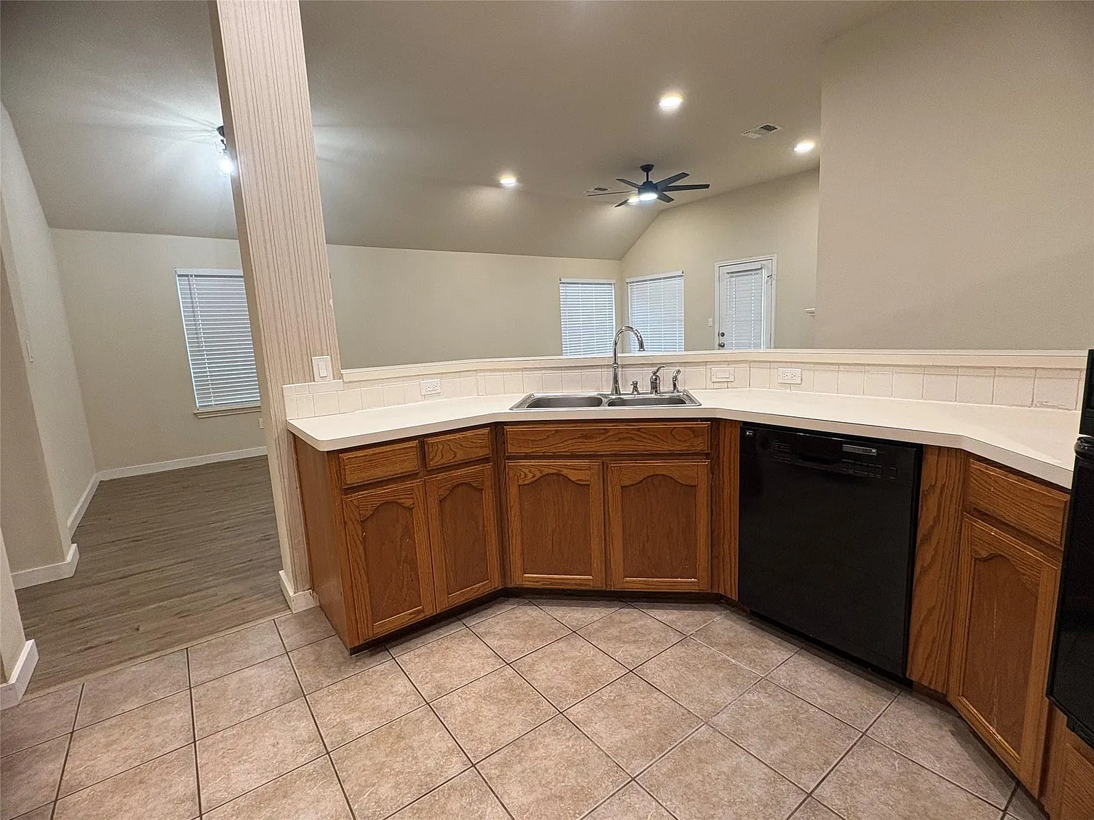 4 bed, 2.0 bath, 1886 sqft, $2,700 — Photo 4