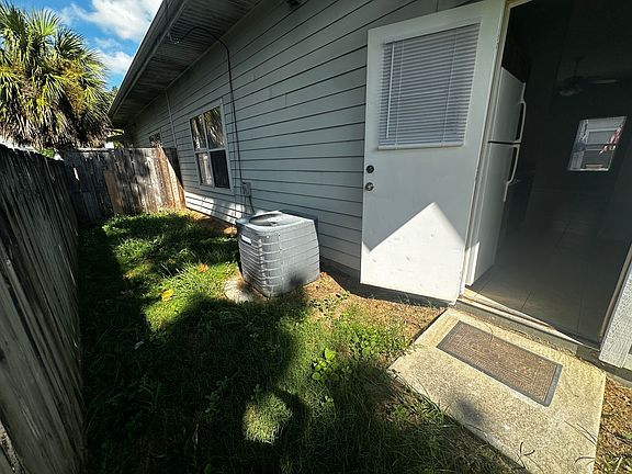 3rd image of 3206 SW 25th Dr APT A