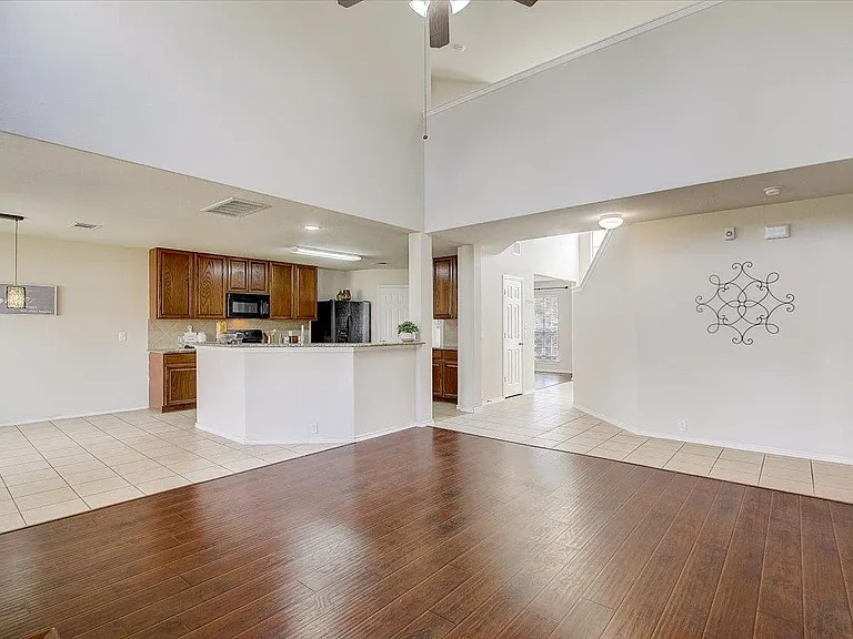 537 Golden Creek Dr — Photo 13