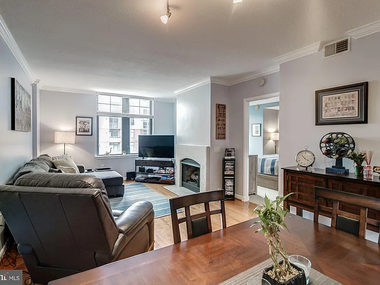 1021 N Garfield St #611 — Photo 3