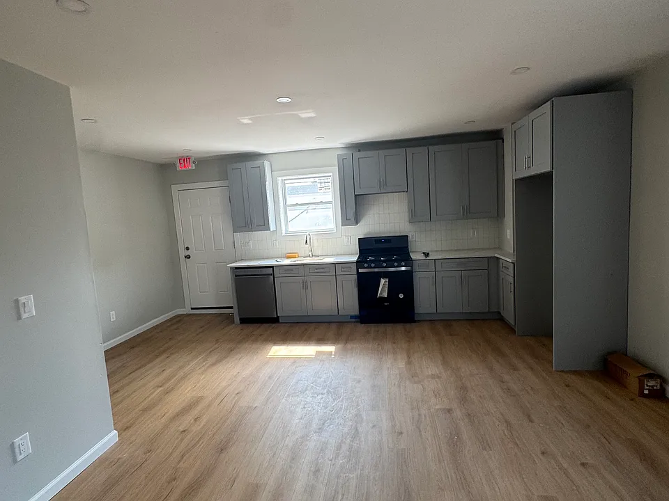 160 Pacific St #2