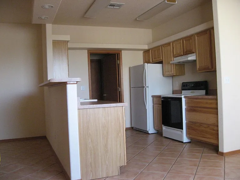 Saturn Cir — Photo 12