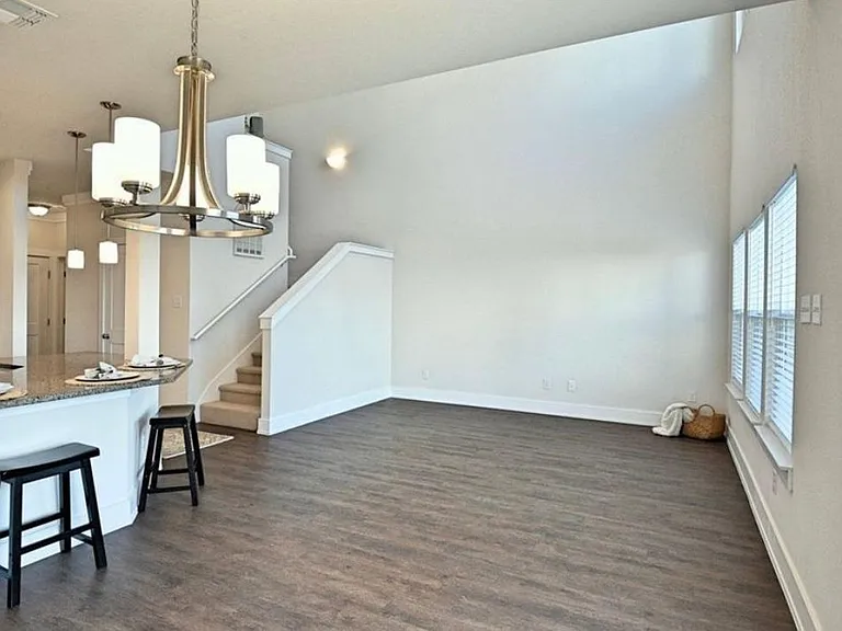 215 Sapphire — Photo 11