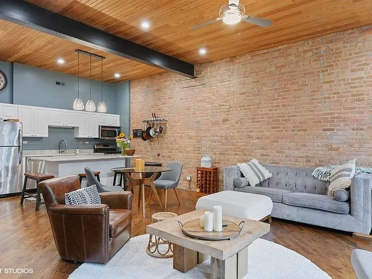 2015 W Willow St #102 — Photo 2
