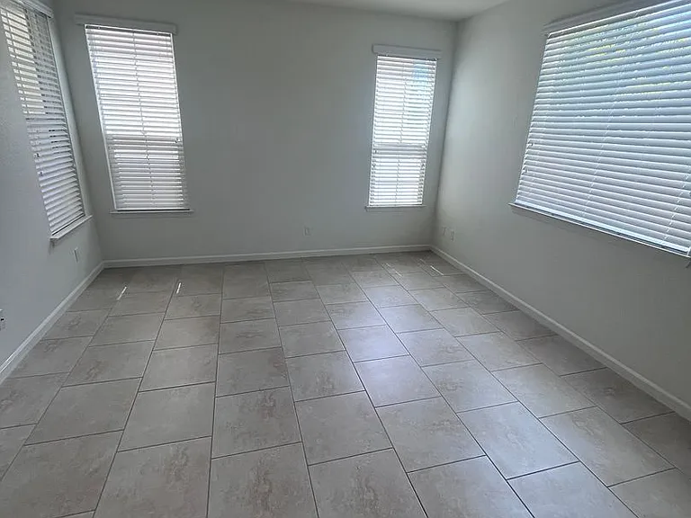 1021 Chapelhill Ln — Photo 4
