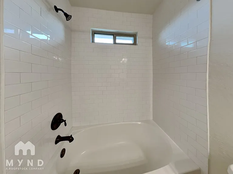 2230 Sandlewood Cv #102 — Photo 10