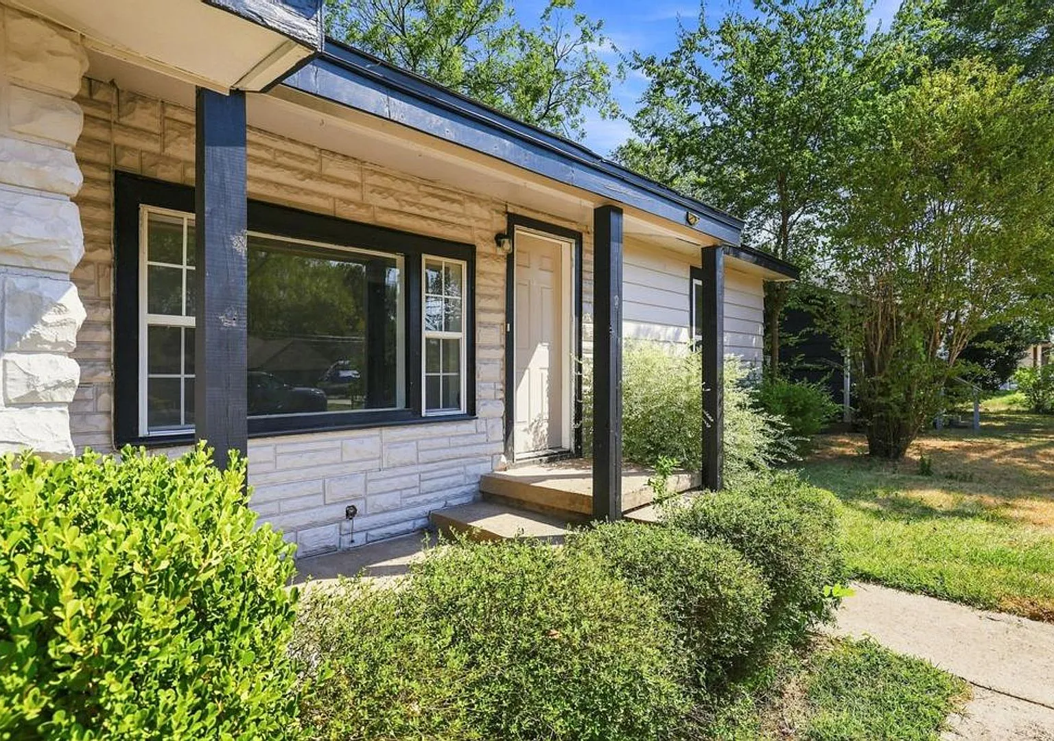 Charming 3 Bed 2 Bath Home With Bonus Room in Denison — Photo 1
