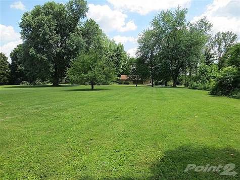 <b><EM>THIS IS THE TYPE OF YARD MOST BUYERS ONLY DREAM ABOUT!</EM></b>