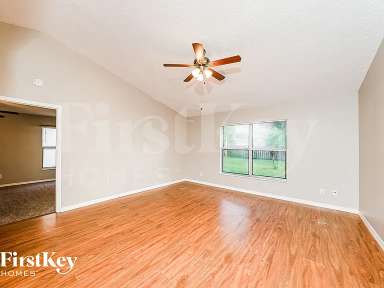 1401 SW Sudder Ave — Photo 2