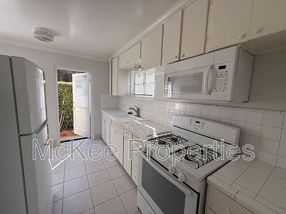 3rd image of 907 Hayes Ave APT B