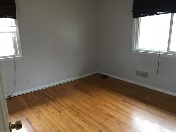 4th image of 299 Bernard St W