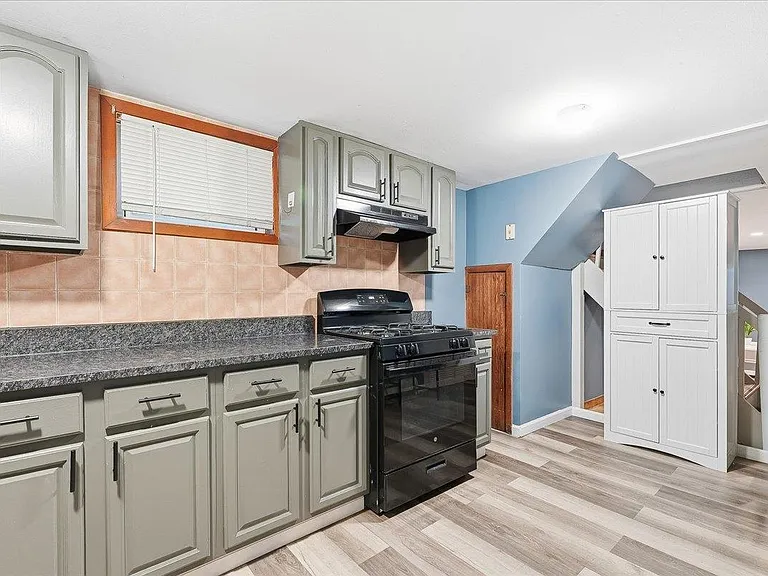 169 Zabriskie St #1 — Photo 24