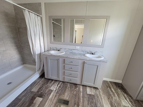 Huge Master bath with dbl sinks, large shower.