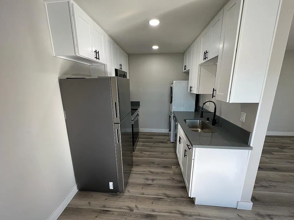 2121 Mission Ave — Photo 3
