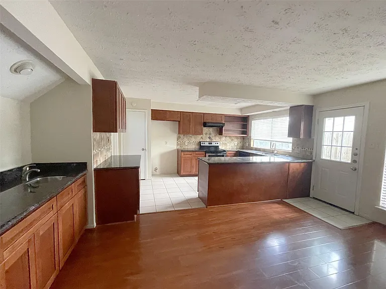 1907 Liberty Point Ln — Photo 4